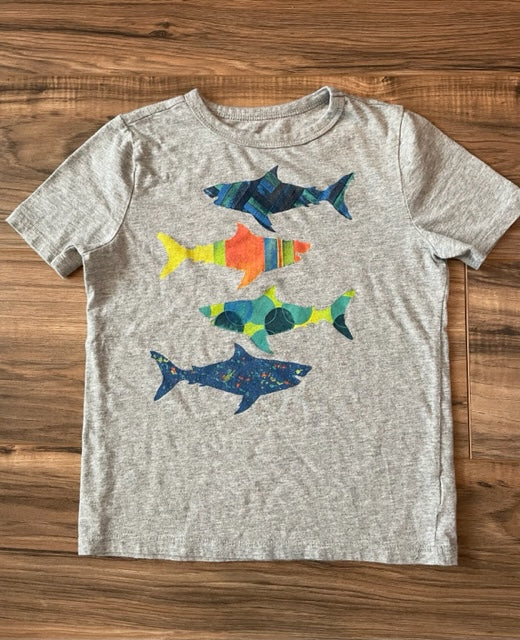 Size 6-7x GAP heather light gray multi-color fish t-shirt