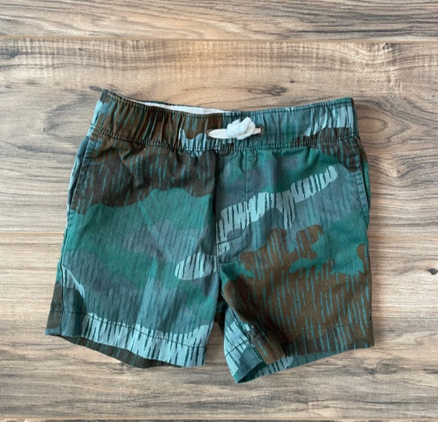 Size 3 Crewcuts green camo pull on shorts w/pockets